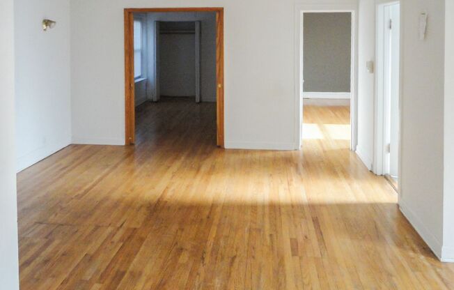 2 beds, 1 bath, 940 sqft, $2,100, Unit 4819-2B