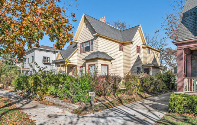 144 College Ave NE