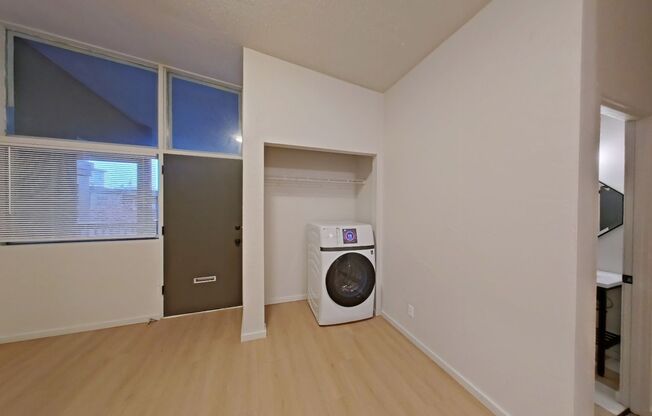 2 beds, 1 bath, 647 sqft, $1,660, Unit 33B