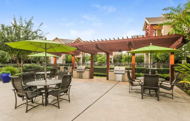 Yorktown Crossing apartments outdoor grilling area with al fresco dining