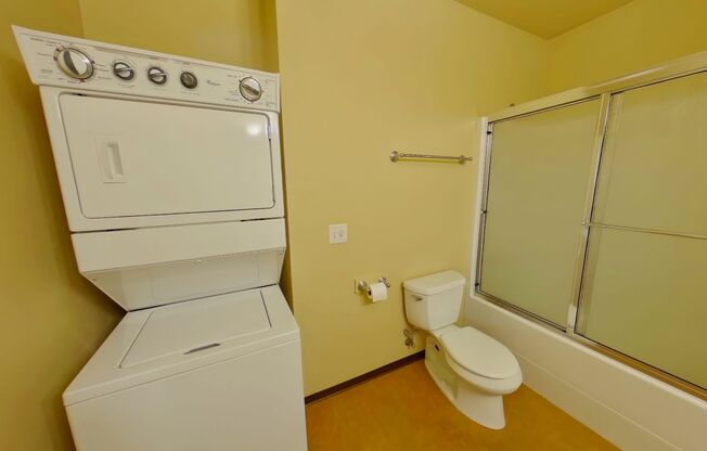 3 beds, 2 baths, 967 sqft, $2,400, Unit 303