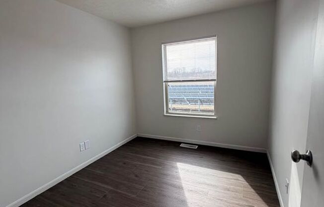 3 beds, 1.5 baths, 996 sqft, $1,200, Unit 654