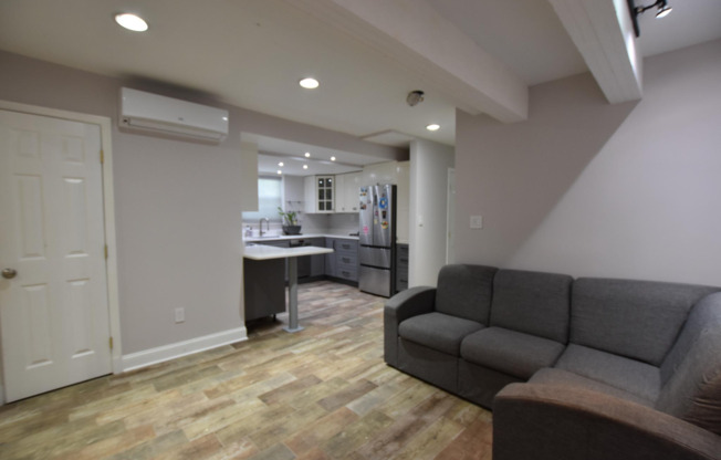 2 beds, 1 bath, $1,900, Unit # 1