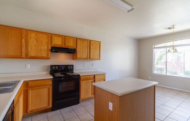 AMAZING 3BED+DEN, 2.5BATH TOWNHOUSE LOCATED NEAR PECOS & GILBERT