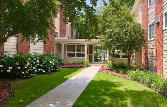 2 beds, 1 bath, 737 sqft, $1,299, Unit 669003