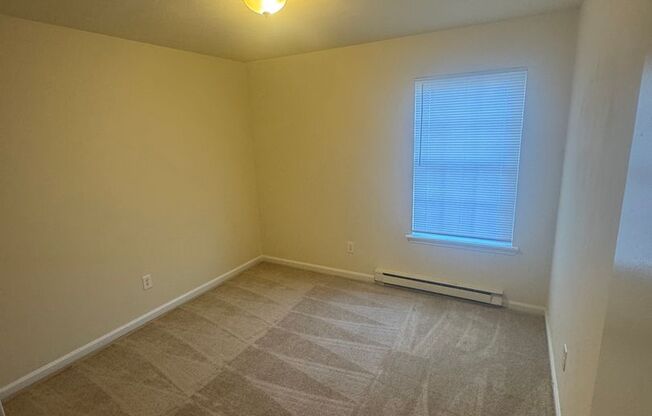 2 beds, 1 bath, $995, Unit A