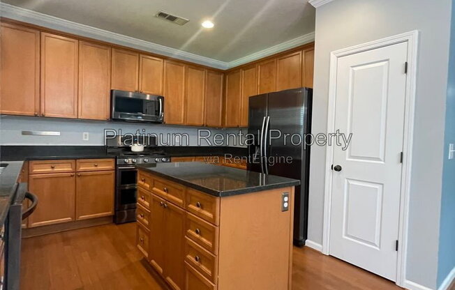 3 beds, 2.5 baths, 2,069 sqft, $2,095, Unit 10