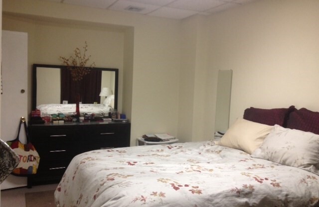 2 beds, 1 bath, 700 sqft, $3,100, Unit 104