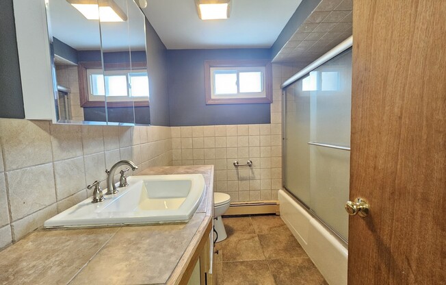 1 bed, 1 bath, 700 sqft, $2,200, Unit B