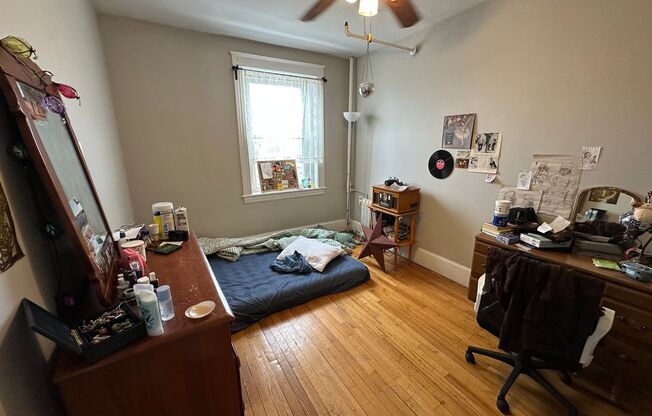 2 beds, 1 bath, $2,700, Unit 29