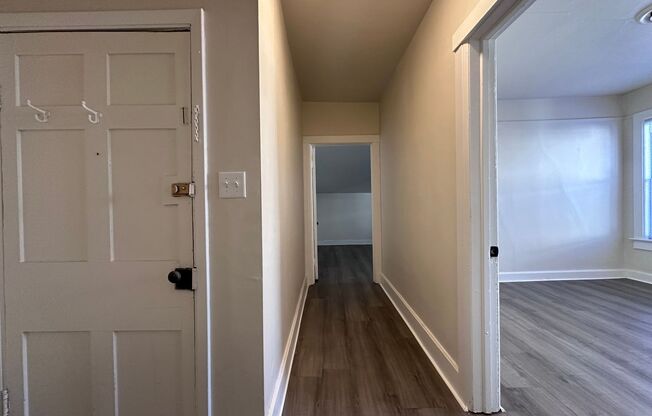 2 beds, 1 bath, 800 sqft, $875, Unit 414 1/2