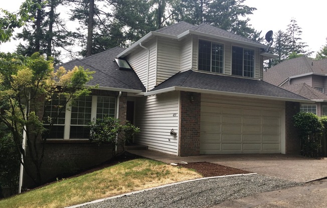 Spacious SW Portland Home With Brand New Carpet & Paint In A Desirable Neighborhood