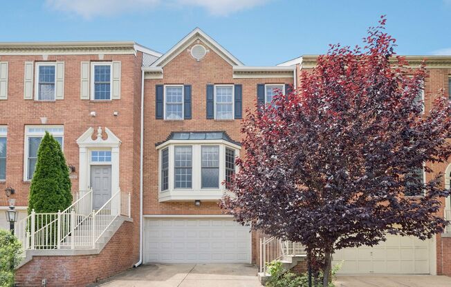 Beautiful 3-level colonial-style town home near Tysons Corner shopping & Silver Line metro stop!