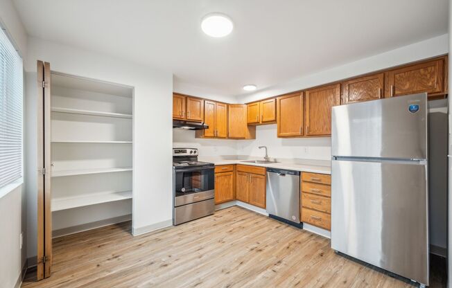 2 beds, 1 bath, 900 sqft, $1,595, Unit 16
