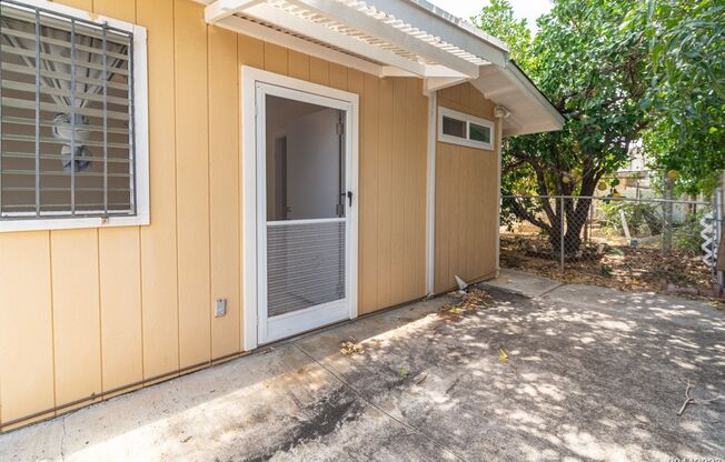 Studio in Salt Lake $1450 Electric Water and Sewer Included - 932 Alakapua St
