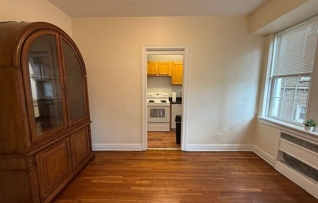 2 beds, 2 baths, 1,303 sqft, $3,000, Unit New King Edward  402