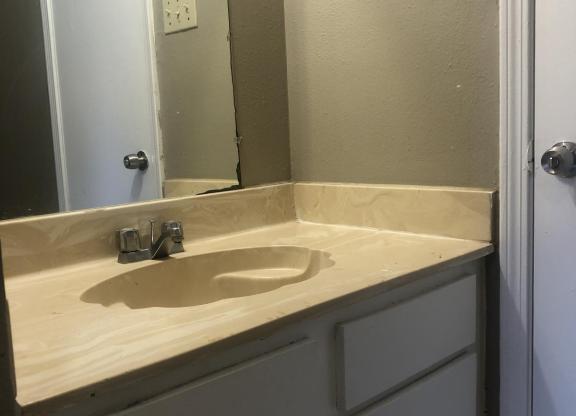 2 beds, 2 baths, 970 sqft, $850