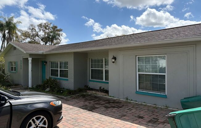 Fully Furnished 3 bedroom pool home in Largo
