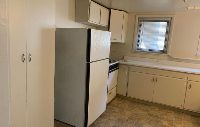 4 beds, 1 bath, 2,200 sqft, $1,595, Unit B