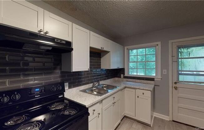 Adorable Renovated Duplex in Noda!