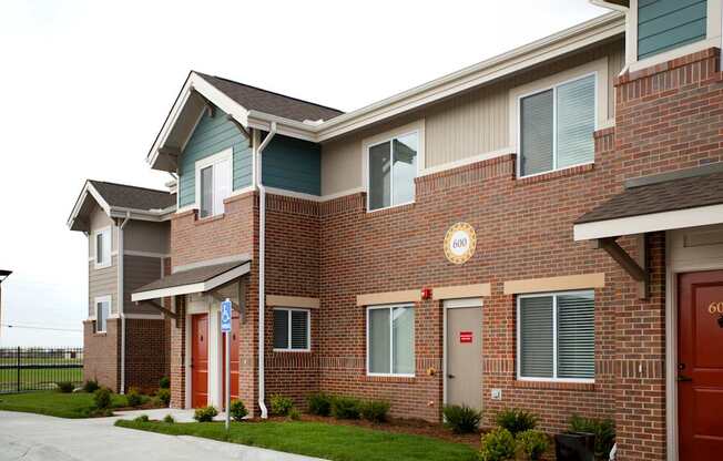 A brick building with a sign that says 600 on it.