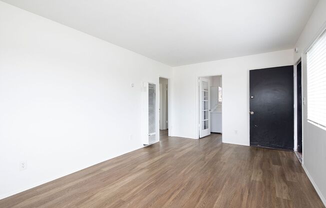 Upstairs 2BR/2BA in North Pacific Beach with W/D IN UNIT and Garage!