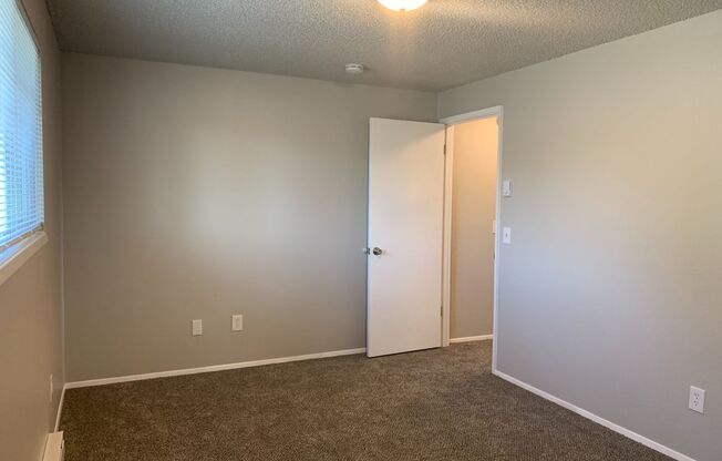 2 beds, 1.5 baths, 925 sqft, $1,698, Unit 4