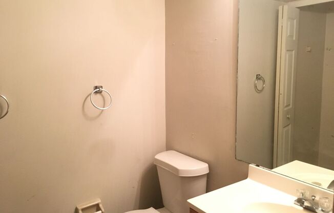 FOR RENT!!! BEAUTIFUL AND RECENTLY UPDATE 2 BEDROOM 1.5 TOWNHOME...