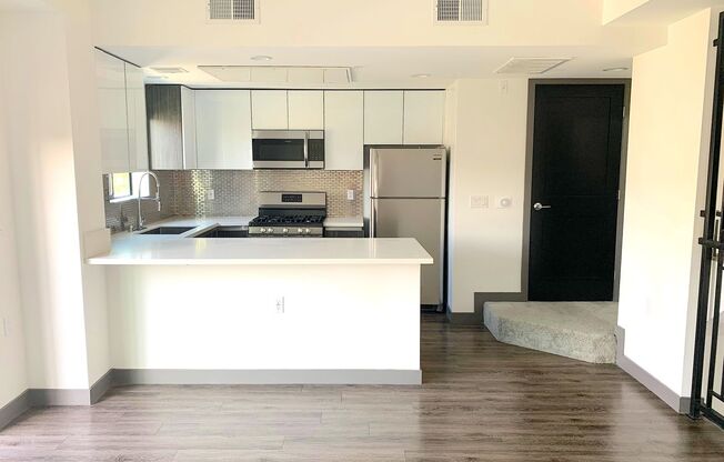 1 bed, 1.5 baths, 800 sqft, $2,800, Unit 4