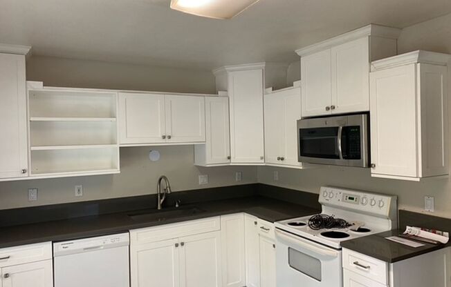 UNIVERSITY LIVING - Beautiful 5 Bedroom Home in St. Johns - Next to University of Portland!