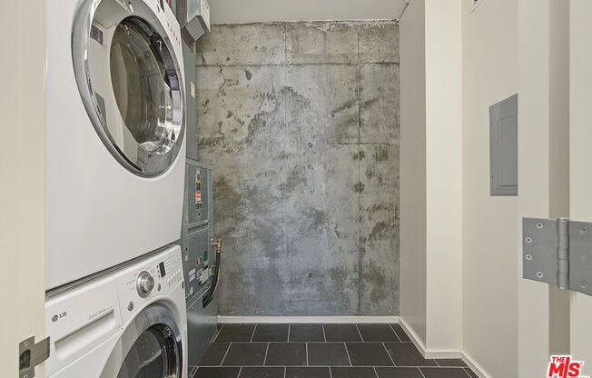 1 bed, 1.5 baths, 1,090 sqft, $3,000, Unit 302