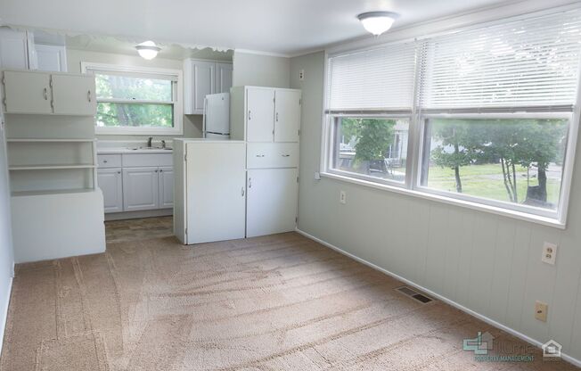 Quaint neighborhood and parking! - In Salem