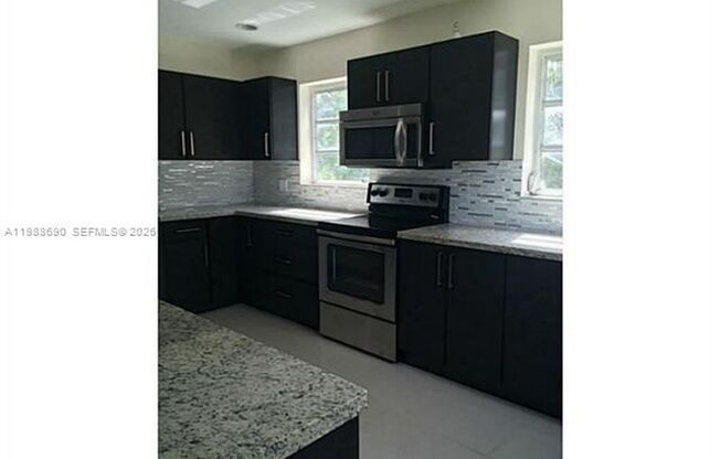 740 NE 179 Te NORTH MIAMI BEACH, FL 33162