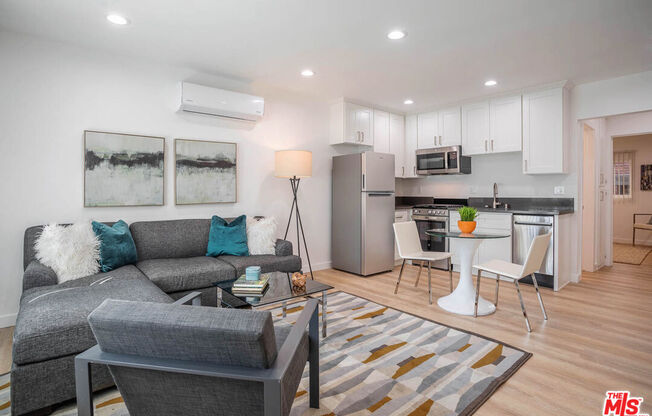 6244 DE LONGPRE AVE