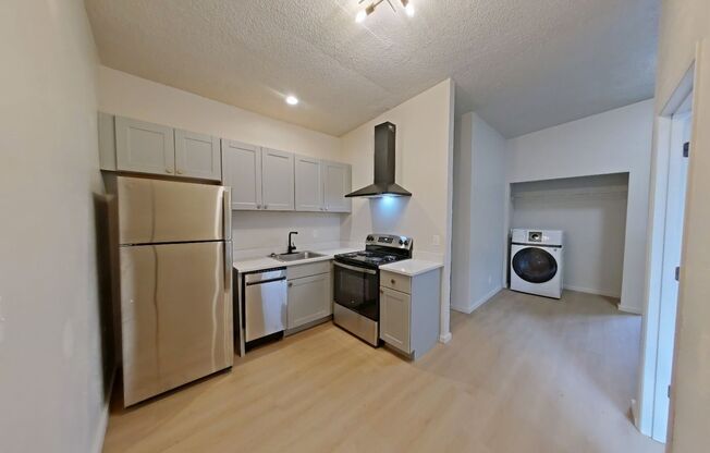 2 beds, 1 bath, 647 sqft, $1,660, Unit 21B