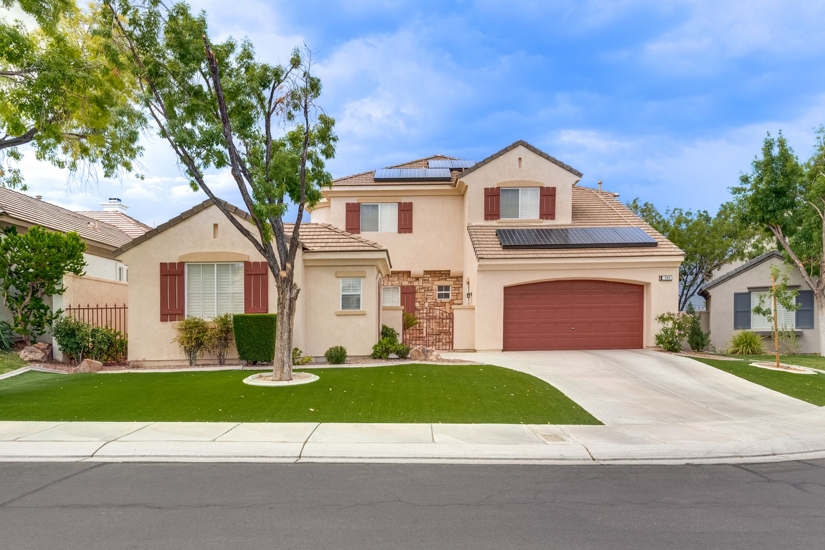 Luxurious, Entertainers Dream 3 Bedroom Home
