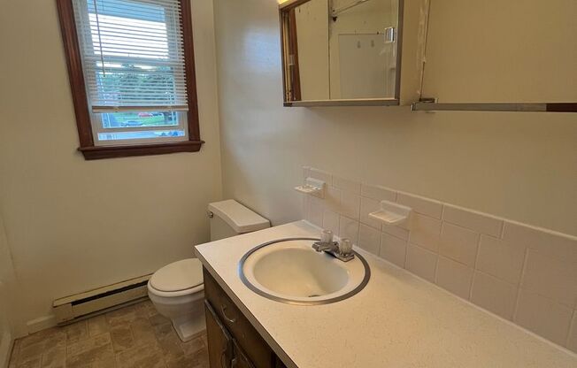 2 beds, 1 bath, 903 sqft, $1,140, Unit M-4