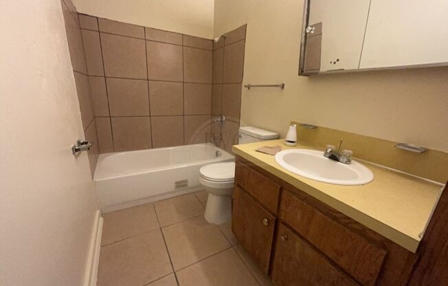 2 beds, 1 bath, $795, Unit 2203 Cascade Unit A