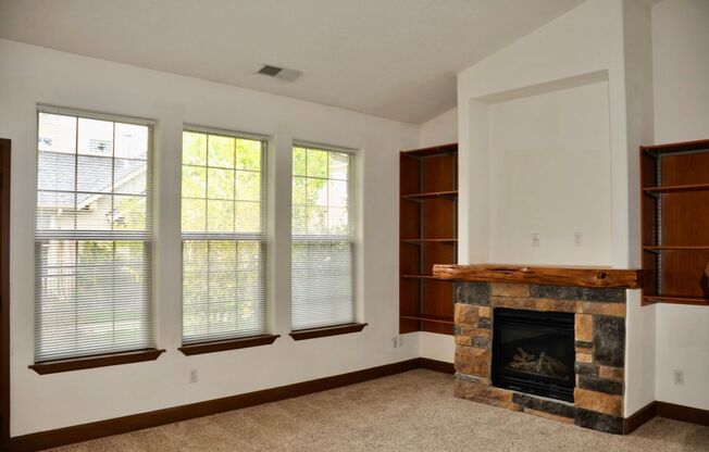 3 bed 2.5 bath Townhome with A/C & gas fireplace