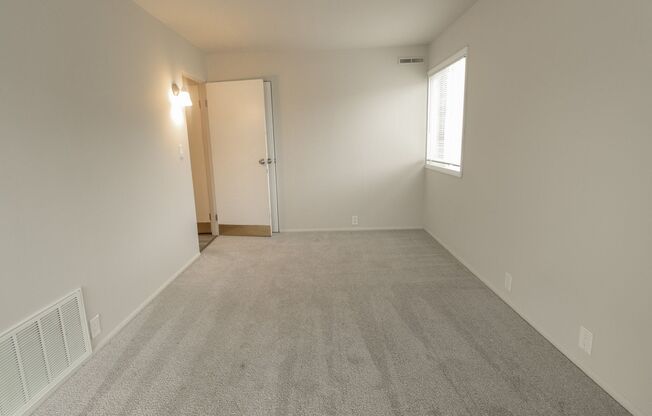 2 beds, 1 bath, 784 sqft, $1,100, Unit 1802 2W