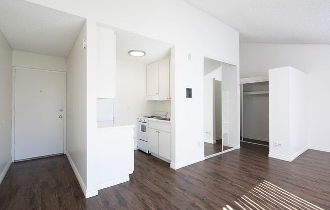 Studio, 1 bath, 410 sqft, $1,795, Unit 048