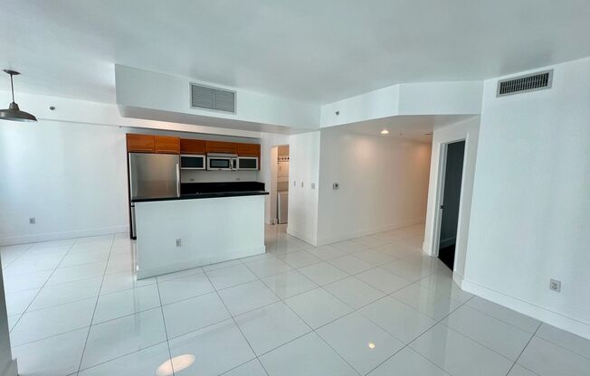 Stunning 1-bedroom/2-bath + den apartment in the highly sought-after Vizcayne Condo in the heart of downtown