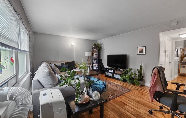 2104-24 W. Foster Ave