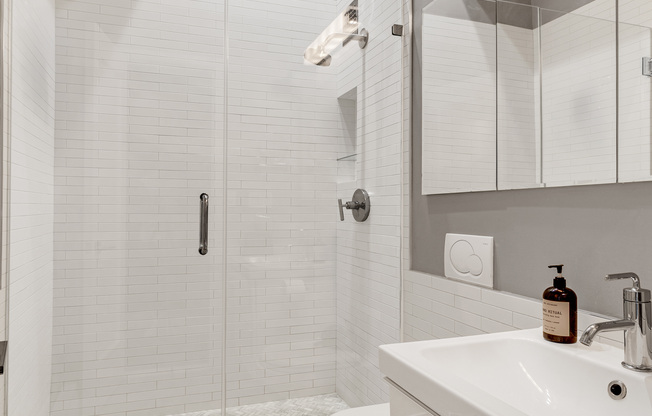 521 W 47 ST