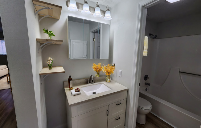 2 beds, 1 bath, 832 sqft, $950, Unit 6801 W Essex - Unit 04