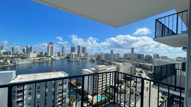 427 GOLDEN ISLES DR