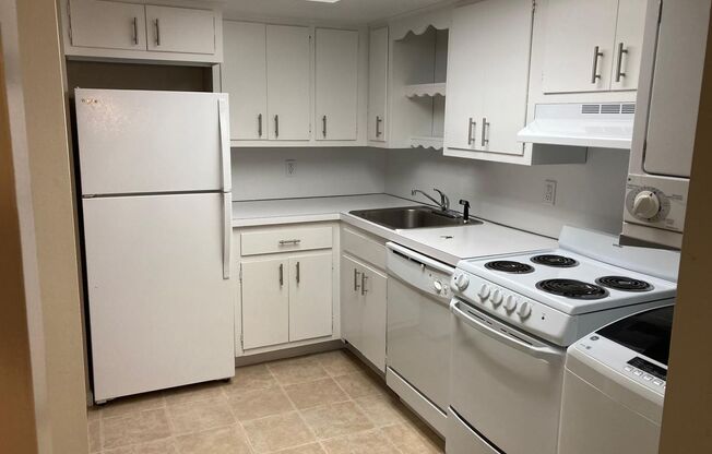 2 beds, 1 bath, $1,750, Unit C02