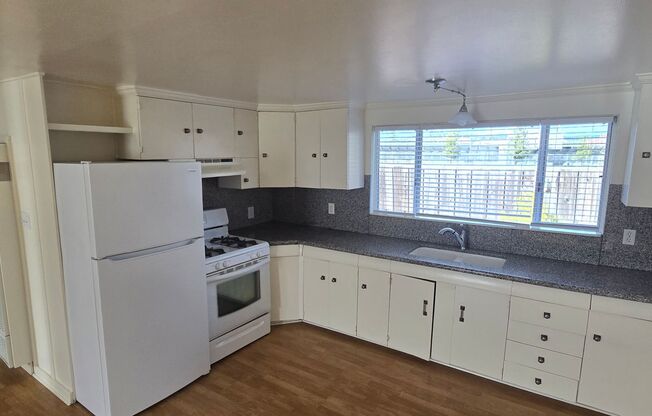 2 beds, 1 bath, 700 sqft, $2,055, Unit A