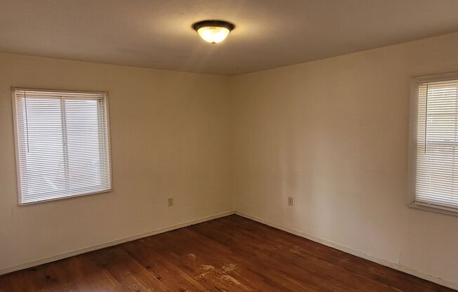 3 beds, 1 bath, $1,095