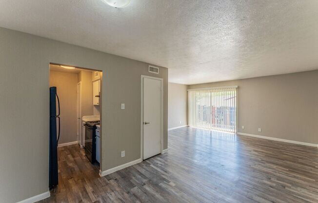 South Crest Apartments: Updated Dallas Apartments in Quiet Area!
